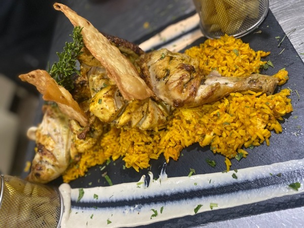 Pollo entero a la brasa con arroz