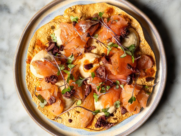 Papadam mit geräuchertem Lachs, Chinichurri, Kalamata-Oliven und Hummus