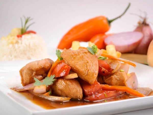 Pollo saltado