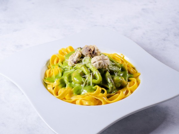 Fettuccine huancaina con marisco en pesto