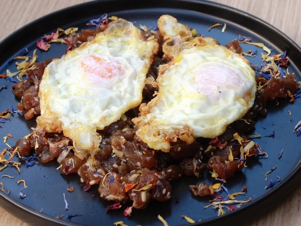 Tartar de atún rojo con huevos fritos 