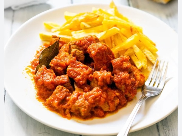 Carne con tomate patatas añádele un huevo por un 1€ mas