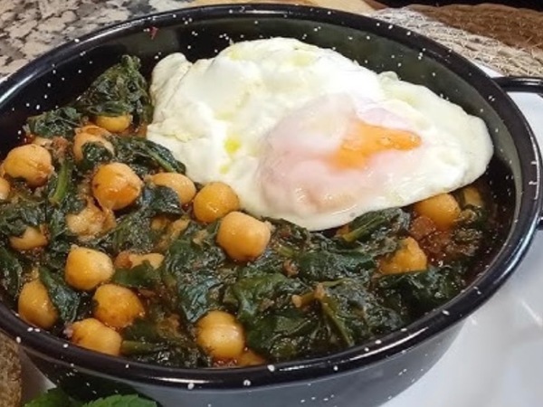 Espinacas con garbanzos y huevo
