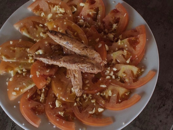 Tomate aliñado con melva