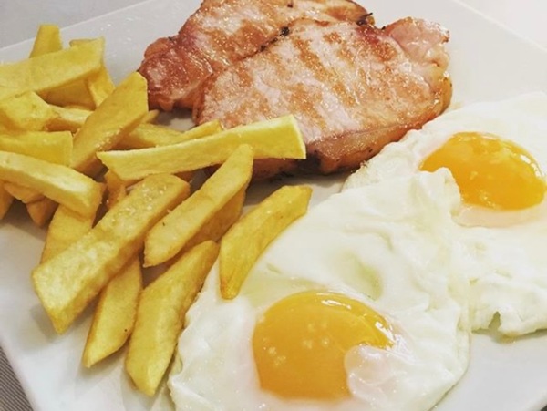 Plato combinado..Lomo o Pollo,pimientos fritos y huevos.