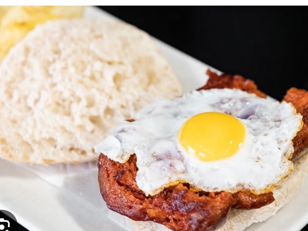 Chorizo picante con huevo frito 