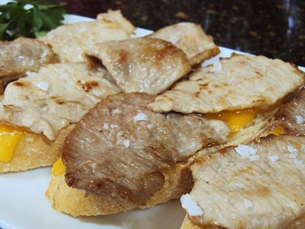 Lomo o Pollo….salsas mojo o alioli