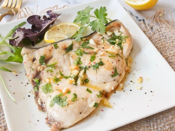 Pez espada con ensalada 