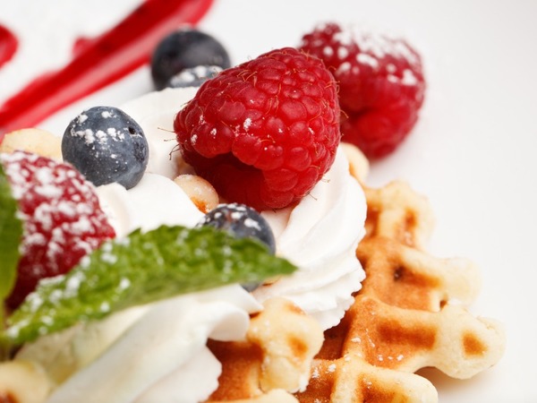 Waffle con panna e frutti di bosco