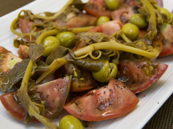 Tomate partido con Olivas