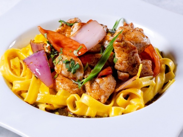 Pollo Saltado con fettuccine huancaína