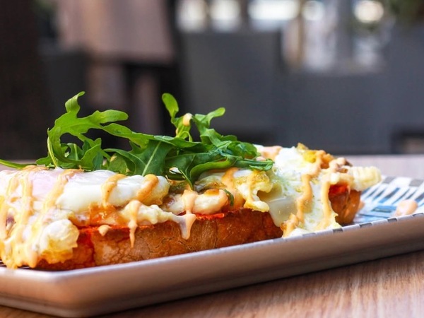 Tosta de sobrasada ibérica,  queso camembert, cebolla caramelizada , huevo frito y rúcula.