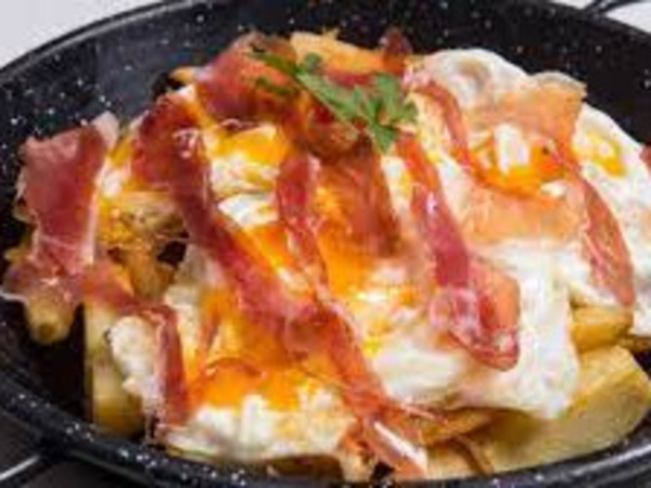 Broken eggs with potatoes and Iberian ham