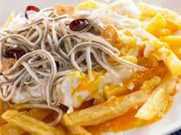 Broken eggs with potatoes and garliced eels
