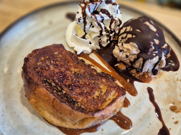 Torrija Brioche en leche de coco y helado de turrón 