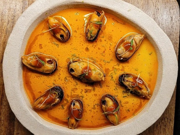 MEJILLONES CON ESCABECHE DE KIMCHI