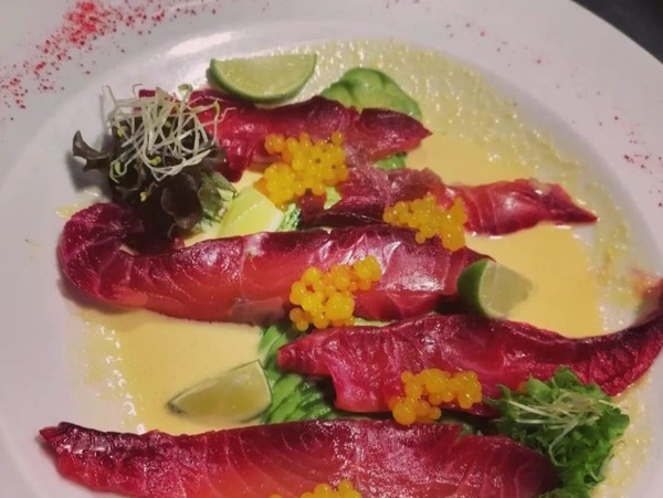 Tiraditos de Salmon rebosado en beterraga