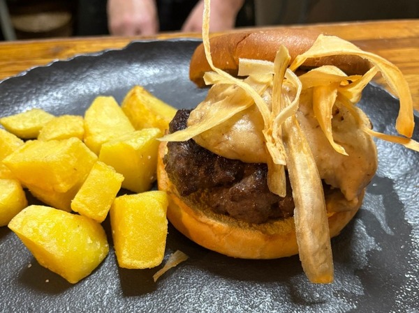 Hamburguesa con chedar, mermelada de bacon y mayonesa kinchee 
