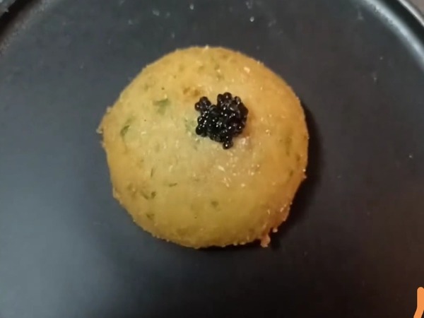 Fritter de bacallà amb caviar