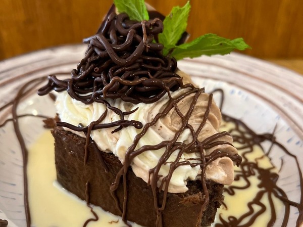 Bizcocho de chocolate enrollado de nutella, con mousse y tres chocolate 