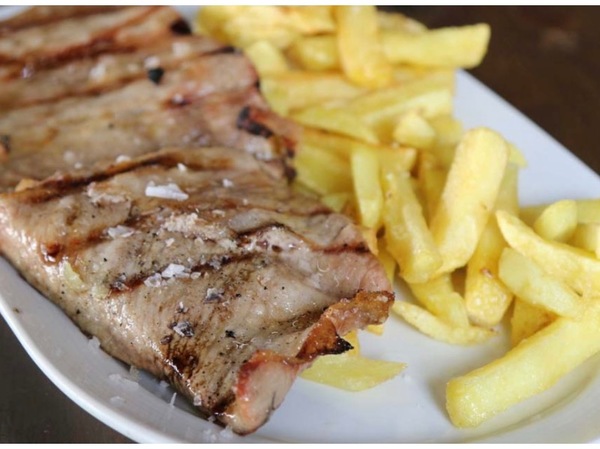 Secreto ibérico con patatas fritas y salsa mojo.