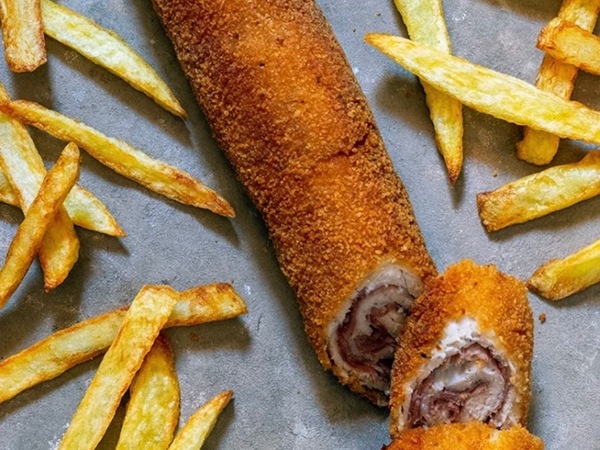 Flamenquín de lomo pimiento y queso ..con patatas fritas