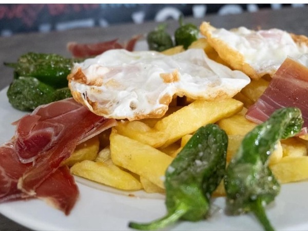Huevos rotos con chorizo o jamón 