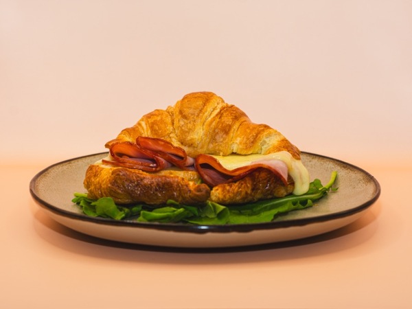 Croissant relleno con jamon y queso gouda