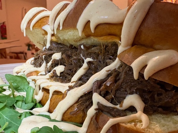 Brioche de carrillera con mayonesa kimchi