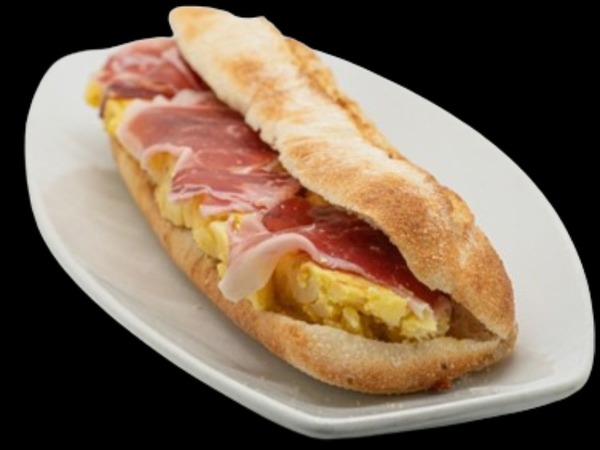 Bocadillo de tortilla con jamón Duroc