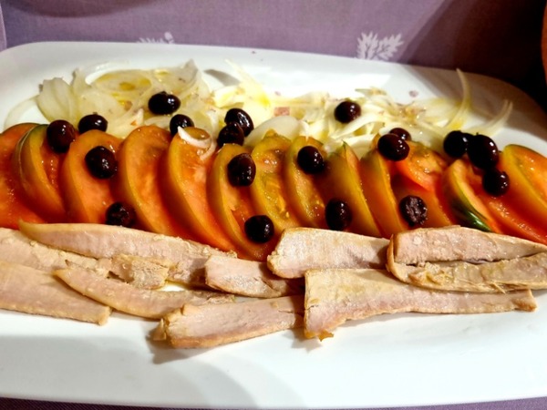 TOMATE CON CEBOLLA TIERNA, VENTRESCA Y ENCURTIDOS