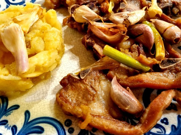 CABRITO FRITO CON AJOS