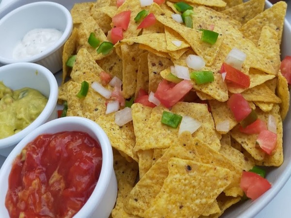 NACHOS CON SALSAS Y PICO DE GALLO