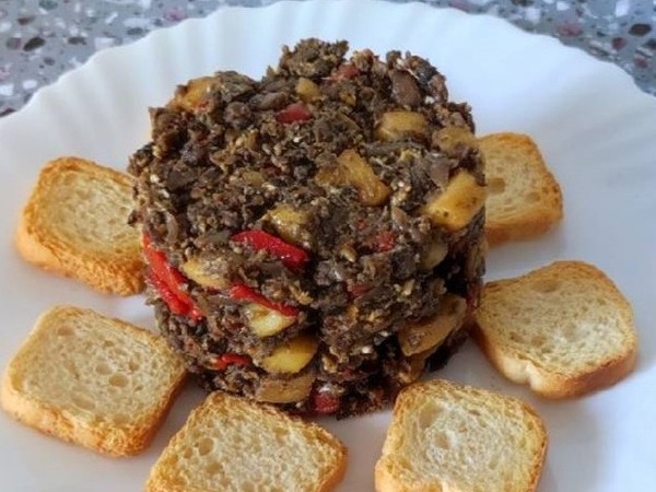 REVUELTO DE MORCILLA CON AJOS TIERNOS