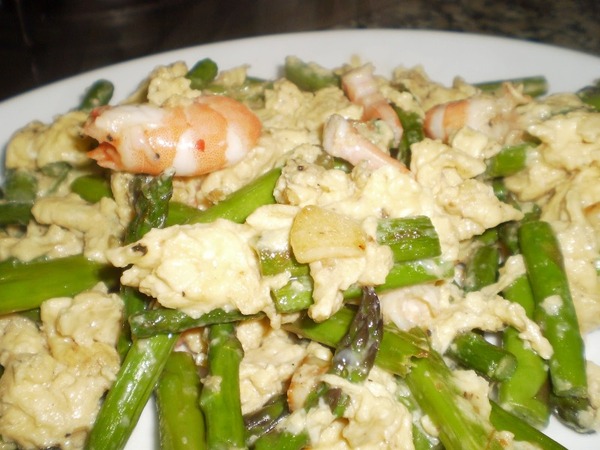 REVUELTO DE ESPARRAGOS CON GAMBAS