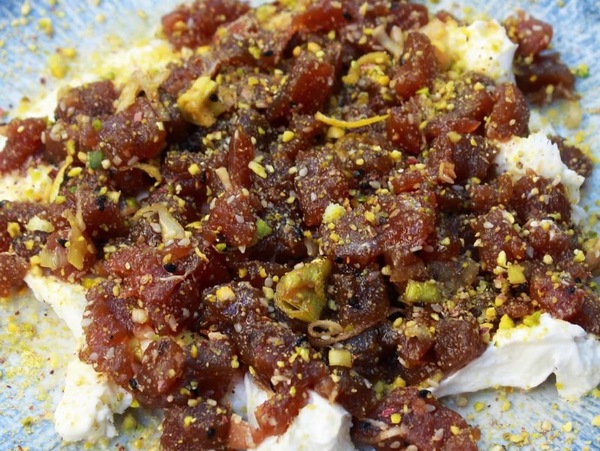 Tartar de atún sobre burrata con pistacho y ralladuras de limón 