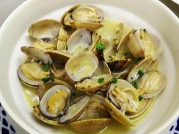 ALMEJAS AL VINO BLANCO