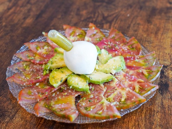 Tomate Mar Azul, aguacate, Burrata y pesto de anacardos