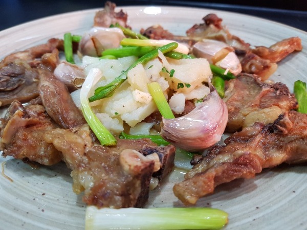 CABRITO LECHAL FRITO CON AJOS