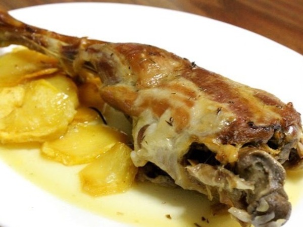 PIERNA DE CABRITO ASADA AL HORNO