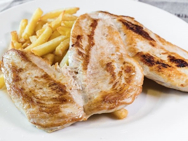 PECHUGA DE POLLO A LA PLANCHA O EMPANADA
