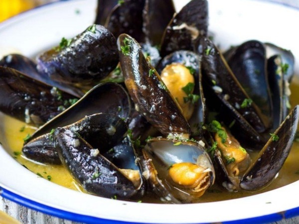 MEJILLONES AL VINO BLANCO