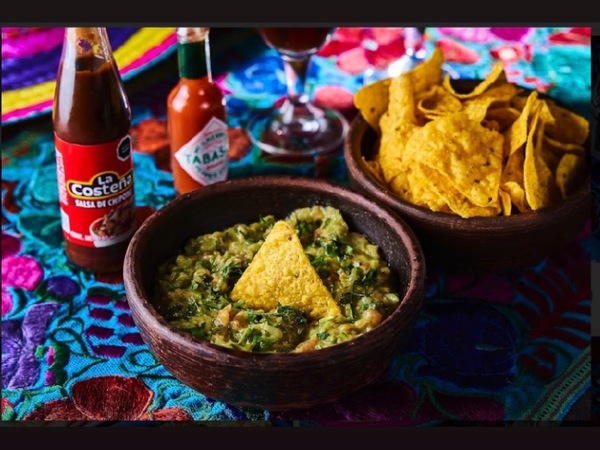 NACHOS CON GUACAMOLE 
