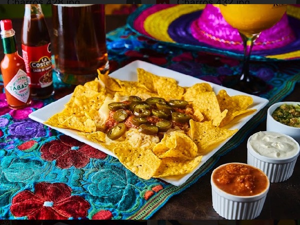 NACHOS CON QUESO DERRETIDO Y JALAPEÑOS O CHIPLOTES.