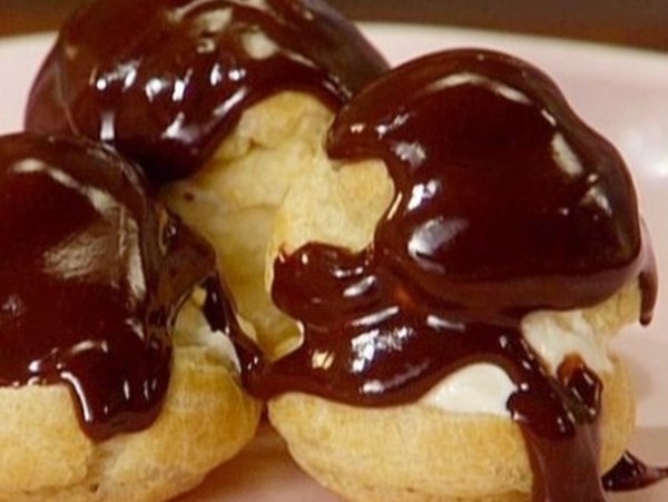 PROFITEROLES CON CHOCOLATE