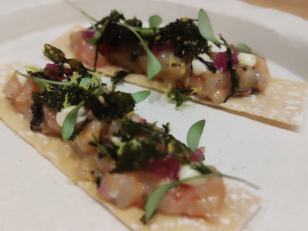 TARTAR DE GAMBA SOBRE PAN DE CRISTAL