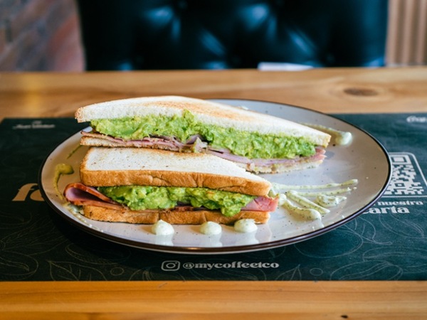 Triángulo Jamón Palta