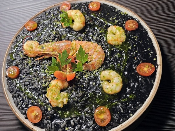 Risotto negro con gambas