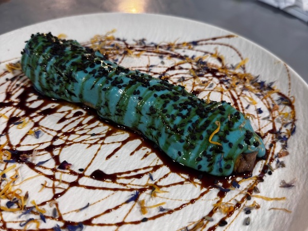 Canelon de carrillera de ternera con bechamel trufada