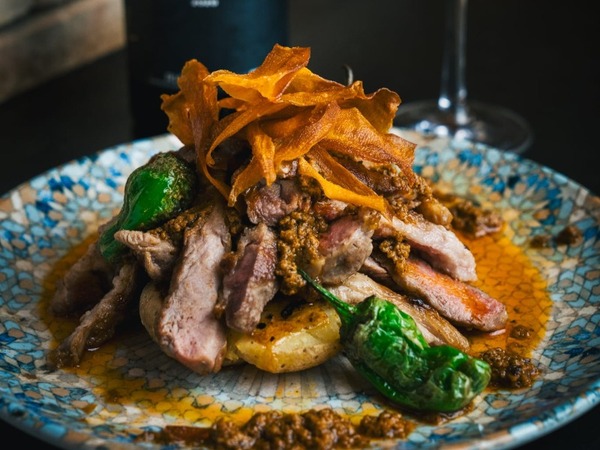 Lagarto ibérico sobre patatas arrugadas y mojo picon